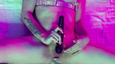 Bubble butt amateur goes solo with a toy in the powder room