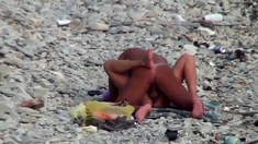 Voyeur. Guy with tanned ass fuck a woman at a public beach